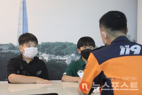 지난달 29일 서울 송파소방서에서  이윤서, 김우진 학생이 이용호 소방관과의 멘토링을 진행하고 있다. (사진=뉴스포스트 이별님 기자)