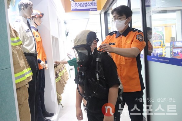 지난달 29일 서울 송파소방서에서 이윤서 학생이 방독면과 공기 탱크를 체험하고 있다. (사진=뉴스포스트 이별님 기자)