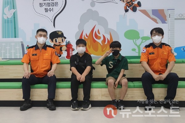 지난달 29일 서울 송파소방서에서 이용호 소방관과 신용철 소방관, 이윤서, 김우진 학생이 기념 촬영을 했다. (사진=뉴스포스트 이별님 기자)