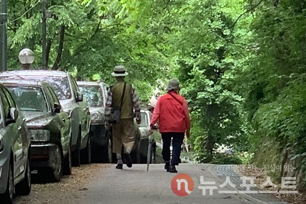 길을 걷는 노부부. (사진=뉴스포스트 이별님 기자)