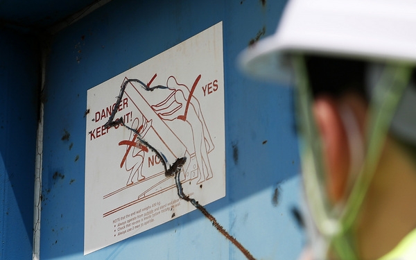 고(故) 이선호씨 사망 사고가 발생한 경기도 평택시 평택항 신컨테이너 터미널에서 컨테이너 철판에 경고 문구가 보인다. (사진=뉴시스)