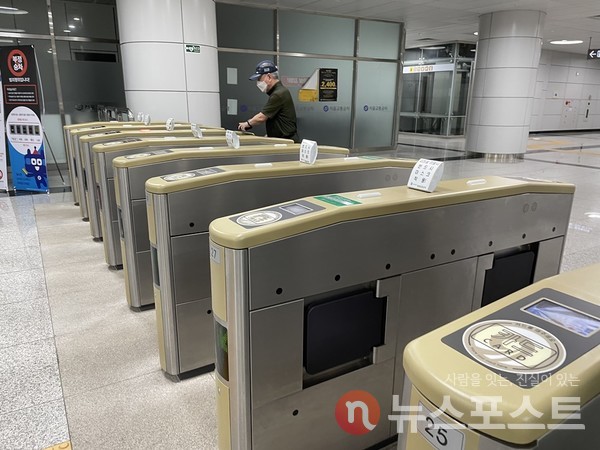 지난 9일 서울 9호선 종합운동장역에서 노인 승객이 개찰구를 나오고 있는 모습. (사진=선초롱 기자)