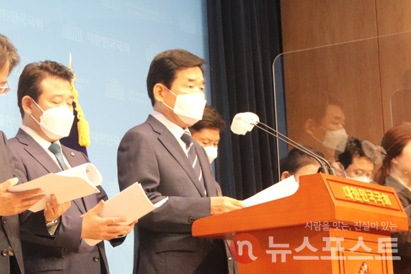 10일 서울 여의도 국회에서 김진표 더불어민주당 부동산특별위원회 위원장이 주택시장 안정을 위해 추가 공급 대책을 발표하고 있다. (사진=뉴스포스트 이별님 기자)