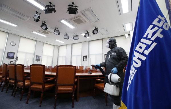 더불어민주당에서 코로나19 확진자가 4명 발생한 11일 서울 여의도 국회 더불어민주당 당대표 회의실에 방역 소독이 실시되고 있다. (사진=뉴시스)