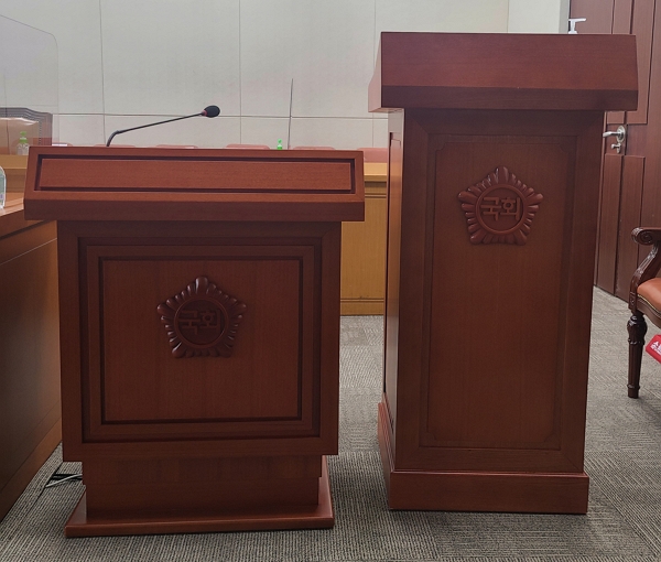 국회 보건복지위원회가 바꾼 발언대 비교. (사진=국회 제공)