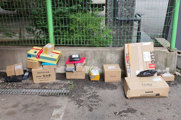인천 미추홀구의 한 주택가에서 택배 파업 여파로 물품이 마구잡이로 쌓여있다. (사진=독자 제공)