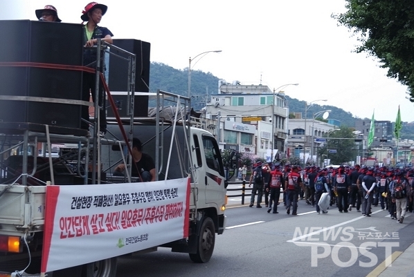 서울 종로구 청와대 인근 도로에서 건설노조 조합원들이 행진하고 있다. (사진=뉴스포스트 이별님 기자)