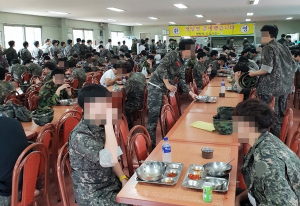 동원 예비군 훈련에 참여한 장병들이 점심식사를 하고 있다. 사진은 기사와 관련 없음. (사진=뉴스포스트DB)
