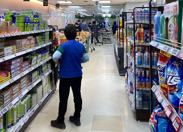  18일 서울 한 마트에서 직원이 매장을 살피고 있다. (사진=뉴스포스트 이상진 기자)