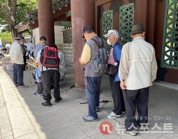 지난 16일 탑골공원 앞에서 무료급식을 기다리는 노인들이 줄을 서고 있다. (사진=선초롱 기자)