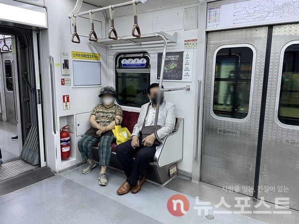 지난 16일 서울 지하철 1호선을 이용하고 있는 노인 승객이 교통약자배려석에 앉아 있다. (사진=선초롱 기자)