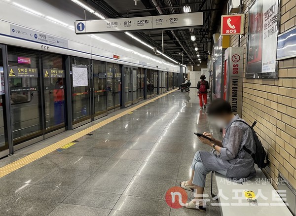 지난 16일 서울 1호선 제기동역을 이용하는 노인 승객들의 모습. (사진=선초롱 기자)