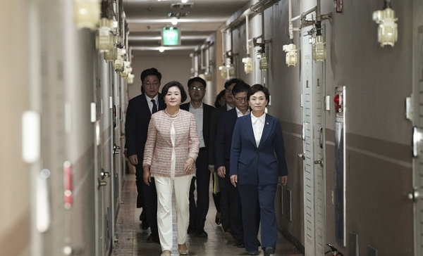 지난 2019년 10월 경기 시흥에 위치한 아동양육시설 퇴소자 가정을 방문한 김정숙 여사. 퇴소자들은 시설 자체 보다 시설 이후의 아동들의 삶에 관심을 기울여주길 원한다. (사진=뉴시스)