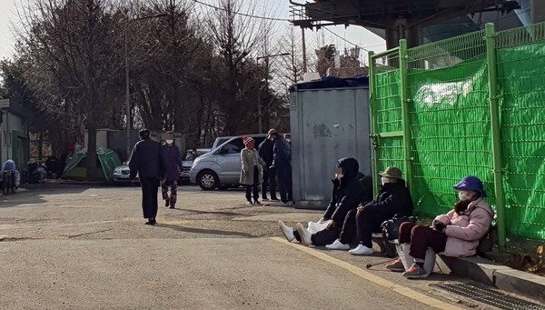 서울 영등포구의 한 길거리에 노인들이 앉아 있다. 사진은 기사와 관련 없음. (사진=뉴스포스트 DB)
