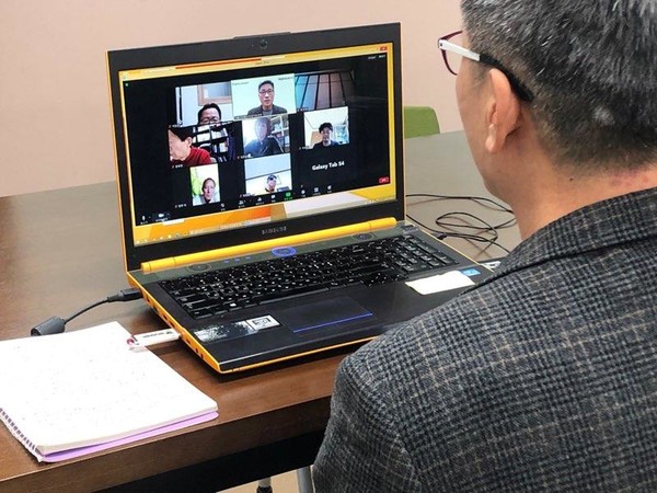 홍수형 씨가 줌 앱을 통해 오프라인 강의를 진행하고 있다. (사진=서울시어르신취업지원센터)