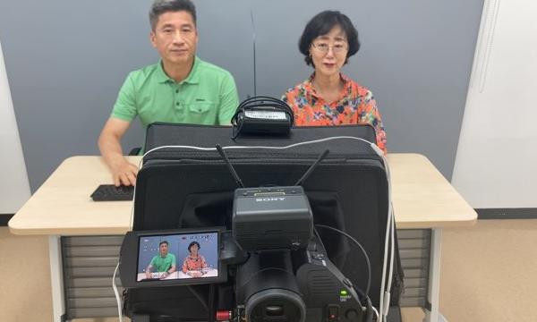 시니어 일자리 정보를 제공하는 ‘일자리 캐스터’ 콘텐츠를 녹화 중인 홍수형 씨. (사진=뉴스포스트 이해리 기자) 