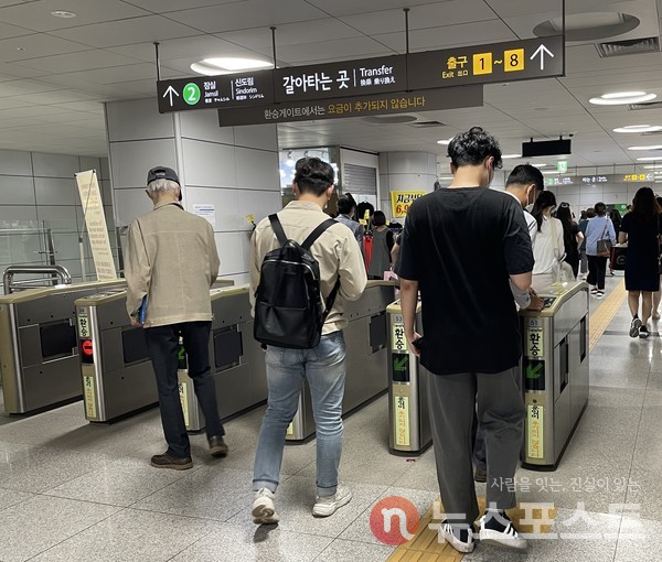 서울지하철 9호선 종합운동장역 환승게이트를 지나가는 승객들의 모습. (사진=선초롱 기자)