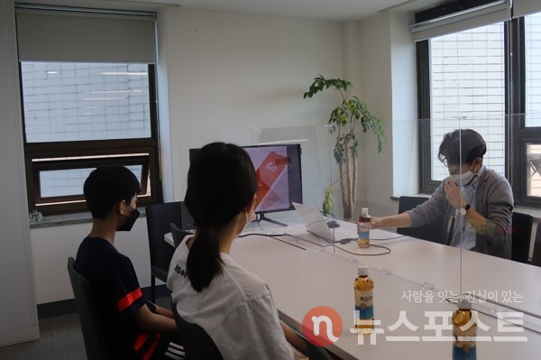 지난 19일 서울 송파구 뉴스포스트 본사에서 이정민 양과 강세윤 군이 한국과학기술연구원 AI·로봇연구소 인공지능연구단 선임연구원 김학섭 박사 멘토링을 듣고 있다. (사진=뉴스포스트 이별님 기자)