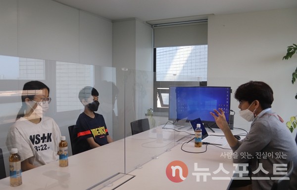 지난 19일 서울 송파구 뉴스포스트 본사에서 이정민 양과 강세윤 군이 한국과학기술연구원 AI·로봇연구소 인공지능연구단 선임연구원 김학섭 박사의 말을 경청하고 있다. (사진=뉴스포스트 이별님 기자) 