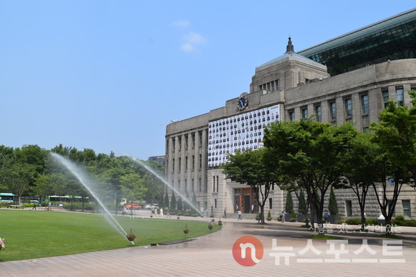 24일 시청 앞 서울 광장 잔디 관리를 위해 스프링클러가 작동하고 있다. (사진=뉴스포스트 강은지 기자)