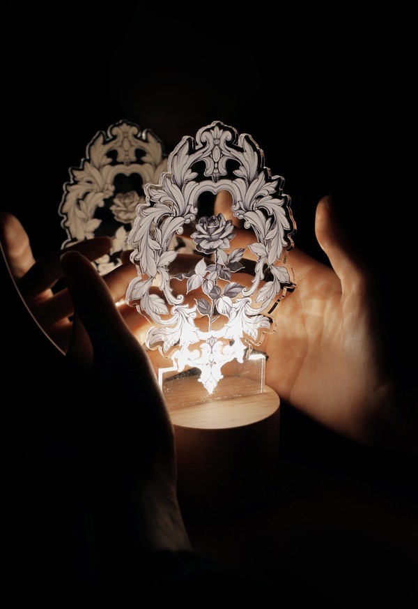 타투의 인식을 바꾸기 위해 만든 굿즈는 스티커 외에도 스타킹, 무드등 등 다양하다 (사진제공=지화)