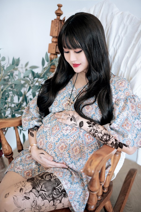 사진으로 문신을 새겨 타투에 대한 편견을 깨고자 한 작품들. 실제 타투를 하지 않았지만, 사진 위에 타투를 입혀 마치 타투를 한 것처럼 보이게 만들었다. (사진제공=지화)