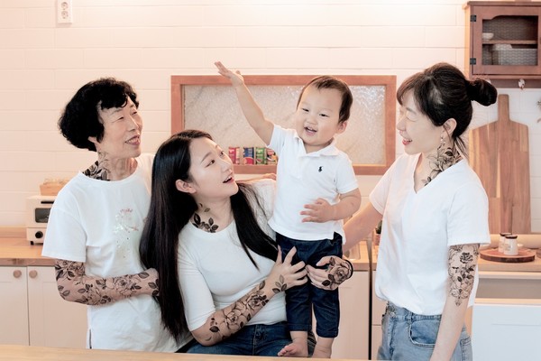 사진으로 문신을 새겨 타투에 대한 편견을 깨고자 한 작품들. 실제 타투를 하지 않았지만, 사진 위에 타투를 입혀 마치 타투를 한 것처럼 보이게 만들었다. (사진제공=지화)