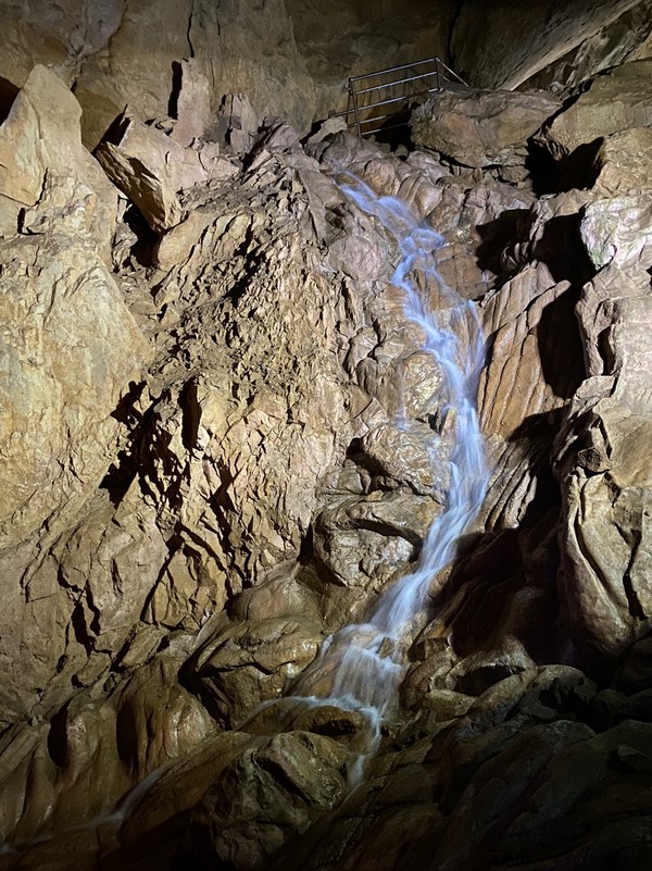 환선굴은 물이 많은 동굴로, 크고 작은 폭포와 호수가 형성돼 있다. (뉴스포스트=강은지 기자)
