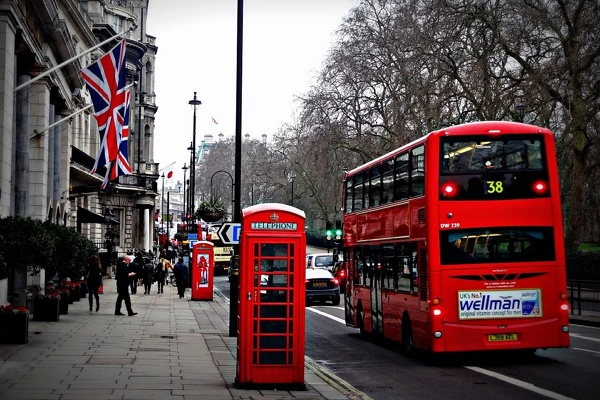보호대상아동 복지 선진국인 영국을 상징하는 2층 버스와 국기. (사진=픽사베이)