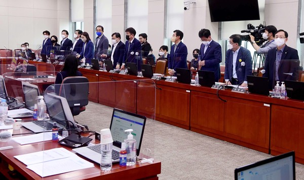 28일 서울 여의도 국회에서 열린 산업통상자원중소벤처기업위원회 전체회의에서 여당이 소상공인 보호 및 지원에 관한 법률 개정안(손실보상법)을 기립 표결하고 있다. (사진=공동취재사진)