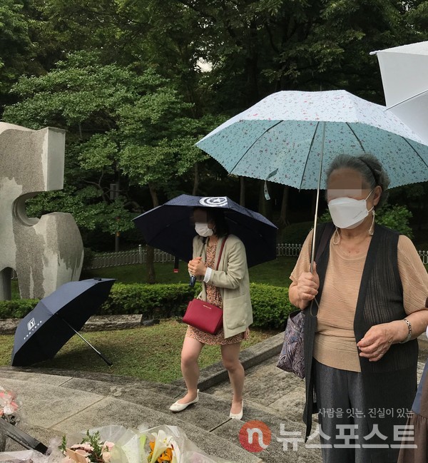 삼풍참사위령탑을 찾은 유가족. (사진=뉴스포스트 이상진 기자)