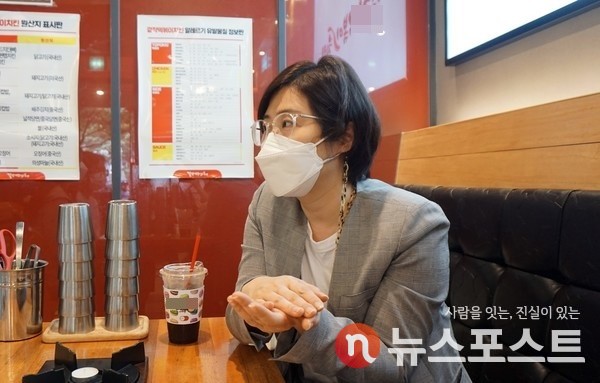 뉴스포스트는 지난 26일 서울 구로구 걸작떡볶이 구로디지털점에서 김복미 위드인푸드 대표와 함께 마이리틀히어로 ‘CEO 멘토링’을 진행했다. 김복미 위드인푸드 대표가 CEO가 되기 위해 필요한 자질에 대해 설명하고 있다. (사진=뉴스포스트 이해리 기자)