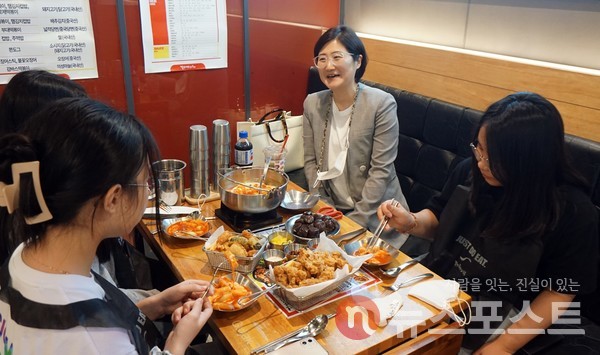 멘토와 학생들이 지난 26일 걸작떡볶이 구로디지털점에서  대화를 나누고 있다. (사진=뉴스포스트 이해리 기자)