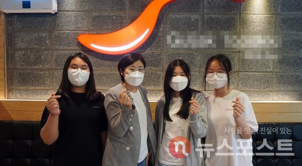 (왼쪽부터) 윤태인 양, 김복미 대표, 최예진 양, 정임진 양이 기념 사진을 촬영하고 있다. (사진=뉴스포스트 이해리 기자)