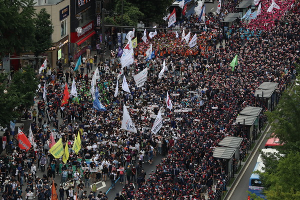 전국민주노동조합총연맹이 3일 서울 종로3가에서 기습 시위를 강행했다. (사진=뉴시스)