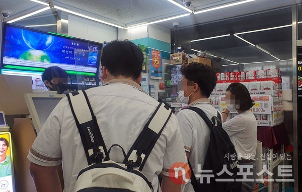 편의점에서 물건을 구매하고 있는 10대들. (사진=뉴스포스트 이해리 기자) 