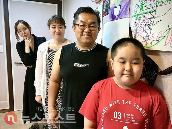 앞줄부터 오준희 군, 오영국 씨, 장징 씨, 조영은 임상심리전문가. (사진=뉴스포스트 이상진 기자)