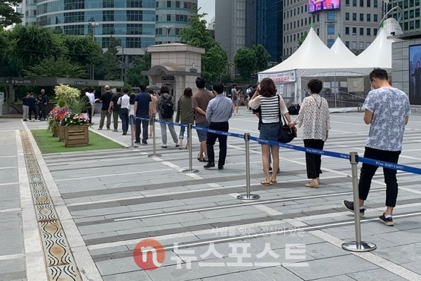 8일 서울 강남구에 마련된 임시 선별진료소에서 시민들이 코로나19 진단 검사를 기다리고 있다. (사진=뉴스포스트 이별님 기자)