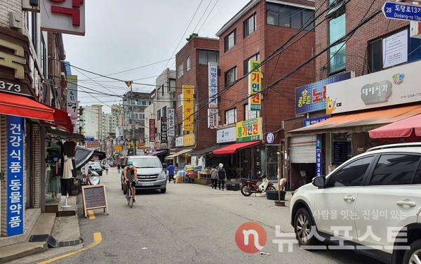 시장 앞 삼거리에  차량과 자전거 등이 다니고 있다. (사진=뉴스포스트 이해리 기자)