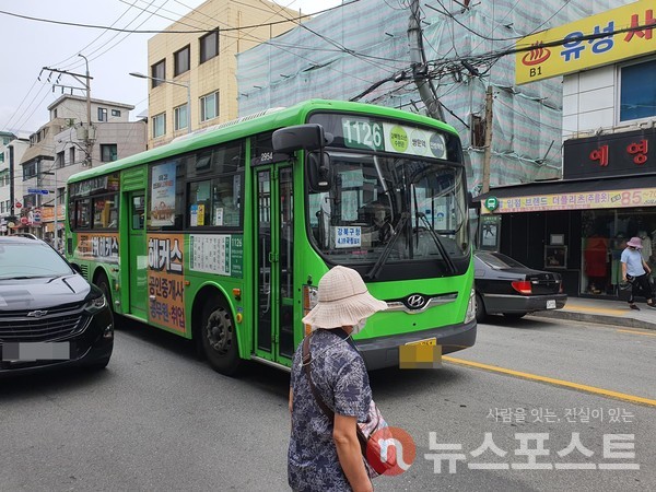 정순자 씨가 불법 주차 차량때문에 차도로 나와 버스를 탈 준비를 하고 있다. (사진=뉴스포스트 이해리 기자)