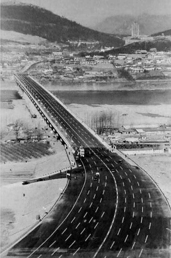 1969년에 완공된 제3한강교. 지금의 한남대교. 강 건너로 유엔빌리지와 멀리 타워호텔이 보인다. (출처: designers;arty 페이스북)
