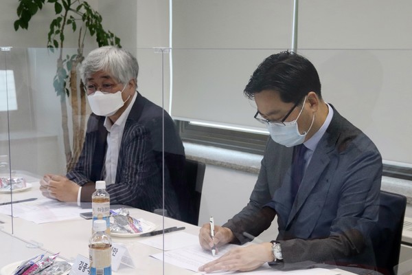 왼쪽부터 심교언 교수, 김인만 소장. (사진=뉴스포스트 홍여정 기자)