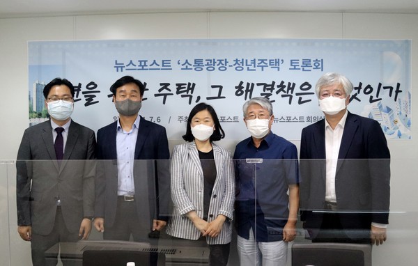 왼쪽부터 김인만 소장, 김종식 이사장, 김성달 국장, 강응선 논설고문, 심교언 교수. (사진=뉴스포스트 홍여정 기자)