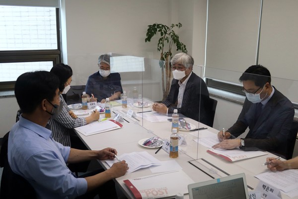 지난 6일 뉴스포스트 본사 회의실에서 가 열렸다. 왼쪽부터 시계방향으로 김종식 이사장, 김성달 국장, 강응선 논설고문, 심교언 교수, 김인만 소장. (사진=뉴스포스트 홍여정 기자)