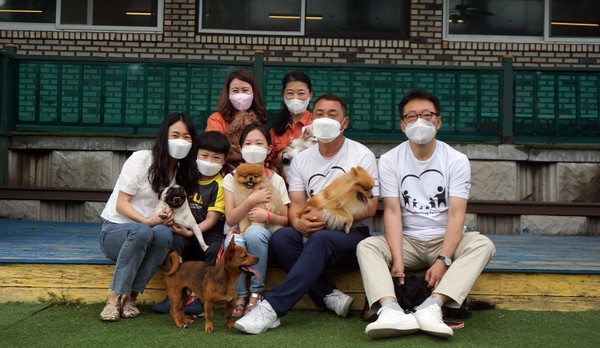 지난 10일 경기도 화성시 봉담읍 이삭애견훈려소에서 마이리틀히어로 멘토링 진행 후 이해성 군, 이보람 양, 학부모 최귀정 씨, 이웅종 대표 및 둥글개봉사단이 기념사진을 촬영하고 있다. (사진=뉴스포스트 이해리 기자)