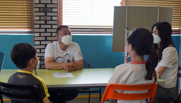 이웅종 대표가 반려견 훈련사가 하는 일에 대해 설명하고 있다. (사진=뉴스포스트 이해리 기자)