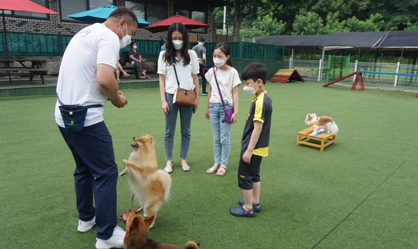 이웅종 대표가 아이들에게 애견 훈련을 선보이고 있다. . (사진=뉴스포스트 이해리 기자) 