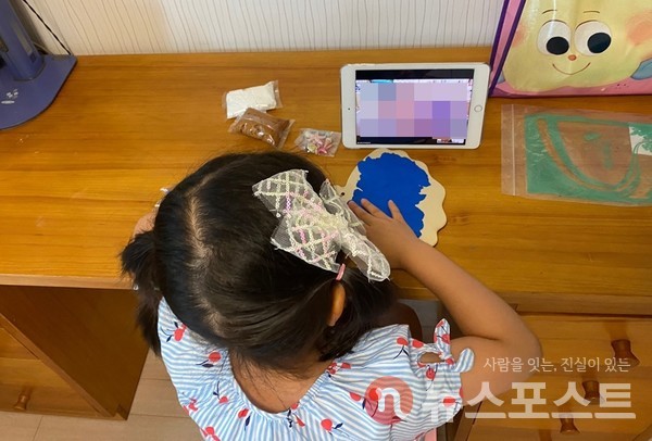원격 수업 도중 조개를 만들고 있는 이 모 양(6세). (사진=손 씨 제공)