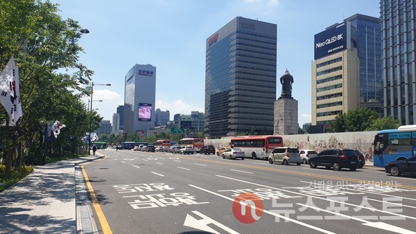 16일 정오 한적한 서울 시내 모습. (사진=뉴스포스트 홍여정 기자)