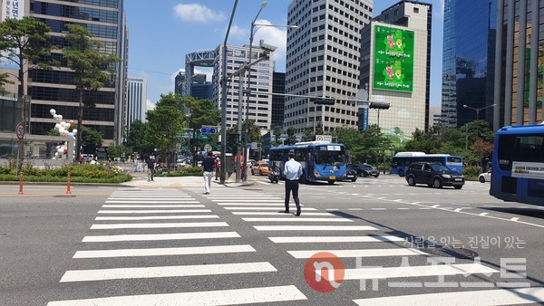 서울 지역 거리두기 4단계 조치로 점심시간임에도 한산한 모습을 보이고 있다. (사진=뉴스포스트 홍여정 기자)